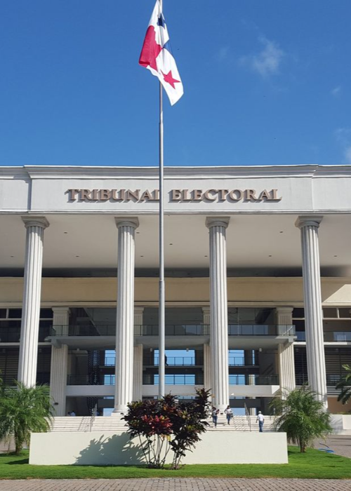 Nueva Constitución en Panamá enfrenta obstáculos, advierte Miguel Antonio Bernal.